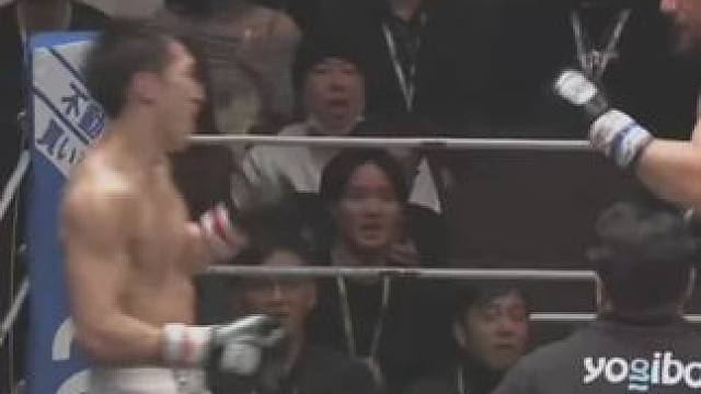 日本#雷神 年终盛典！#安保瑠辉也 VS卡里米安，两人互相犯规，连裁判也被打了！#比赛现场 #搏击 