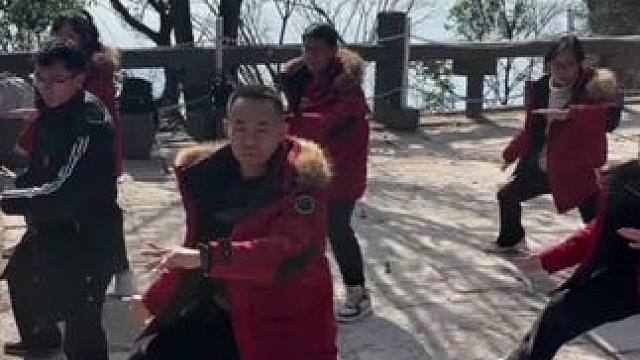 岁末偕行天柱山，山高岭峻志如磐；携手勇攀辞旧岁，齐心同赴启新元。#和2024好好告个别 #太极拳 #