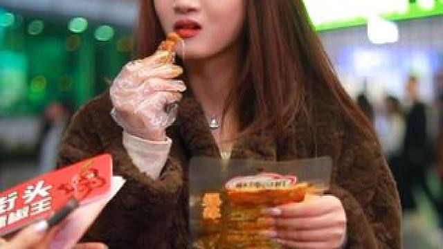 粉丝看着直播来挑战，直言今天是这辈子最幸运的一天！