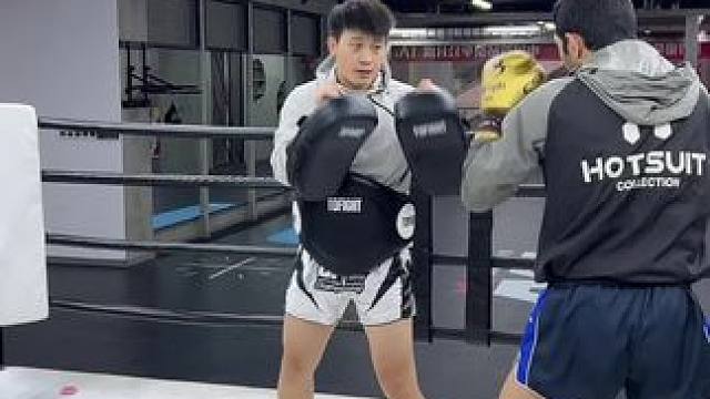 人生是不断与理想的自己进行比较，而不是活在他人的评价之下，我们不是为了满足别人的期待而活着，而是为了