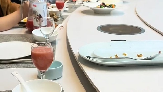 快看，天鹅吃癞蛤蟆啦