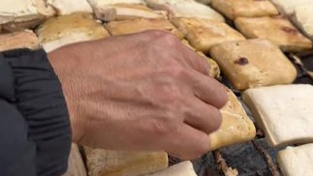 还是老家好，赶集天就能遇见阿姨在卖臭豆腐#农村美食 #人间烟火 #地方特色美食 #老手艺 #你们吃过