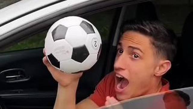 用足球测试车窗性能，这力量简直太大了！#看一遍笑一遍 #老外真会玩 #意想不到的结局 #万万没想到 