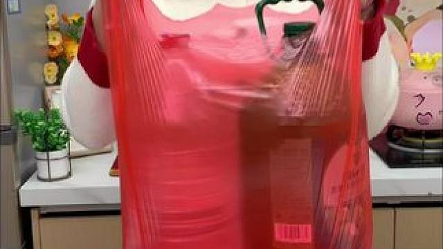 就要过年了!家家户户必备的红色喜庆塑料袋，现在卷到2块99到手60只了!质量非常好，过年装东西必备，