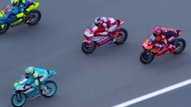 Moto3中的大乱斗 。#moto救车摔车 #日常摔车 #摩托车比赛 #机车压弯 #比赛现场