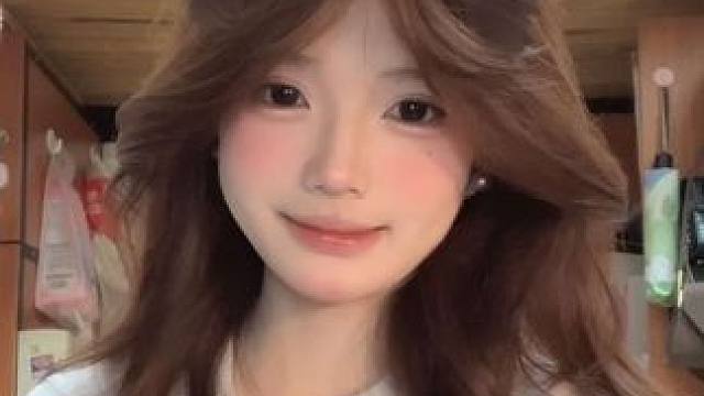 脖子上的红斑是蚊子咬的吗^  ^
#甜甜的手势舞 #甜妹 #看镜头宝宝