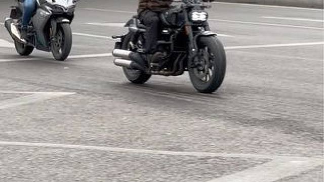 在8D魔幻城市骑车一定很快乐吧
#机车 #摩托车 #女骑 #机车摄影 #爱机车爱生活