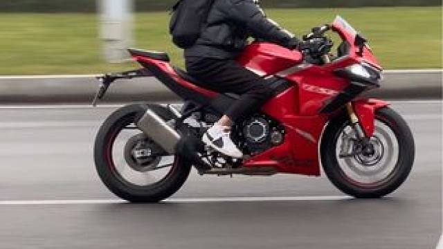 天冷不封车 这期有没有你中意的车型
#机车 #摩托车 #女骑 #机车摄影 #爱机车爱生活