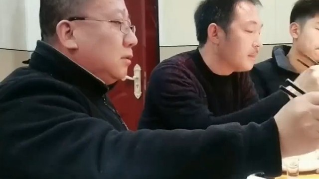 旁边那个兄弟盯着太紧[捂脸]