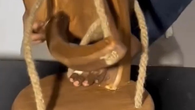 绳子凳子的制作过程确实让人大开眼界！木匠师傅巧妙运用力学原理，将简单的绳子编织成稳固的凳子结构