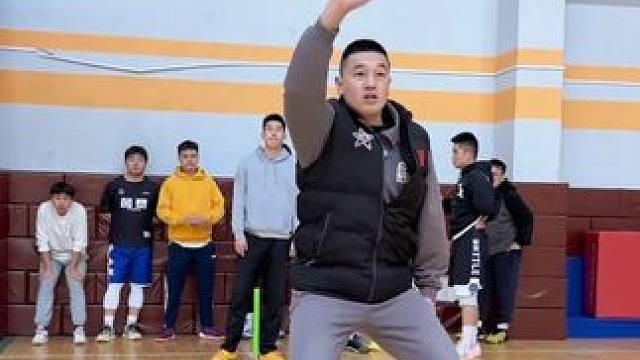 #篮球 #日常训练 #一分钟干货教学 
脚步移动强化
｜交叉跳后退跑加速
｜正方形综合移动防守
｜绕