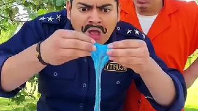 藏在牙膏里面的秘密，结局真是让人出乎意料！#看一遍笑一遍 #老外真会玩 #这操作都看傻了 #脑洞大开