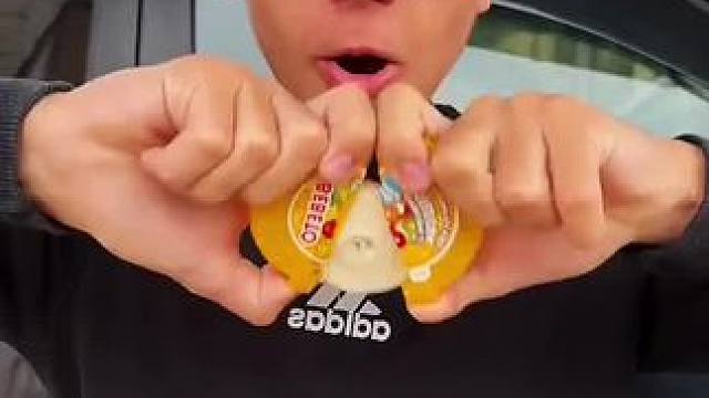 口香糖的奇葩吃法，这简直太浪费了！#看一遍笑一遍 #意想不到的结局 #万万没想到 #沙雕老外 #老外