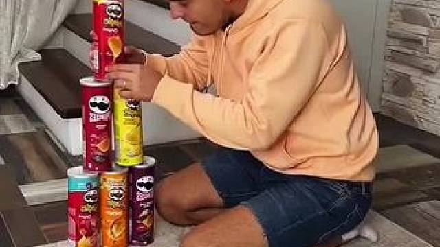 男子玩投掷游戏作弊，没想到最后反被套路了！#看一遍笑一遍 #老外真会玩 #这操作都看傻了 #万万没想