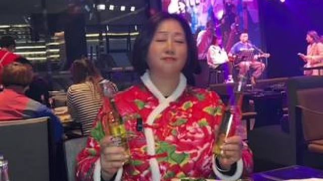 现推出超值128和258的4～5人的团购套餐，晚上还有驻唱歌手，边吃边看演唱会的心愿在这就可以给你实