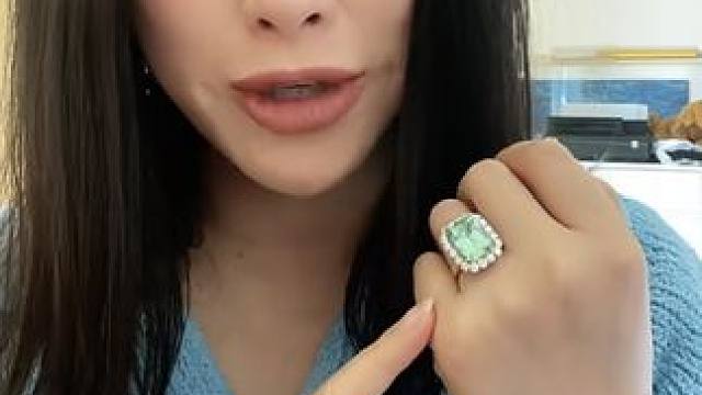 朱珠带的是啥这么亮？原来是绿碧玺啊，朱珠都强调了是她平时很爱佩戴的一款戒指，也是非常适合新手入门的彩