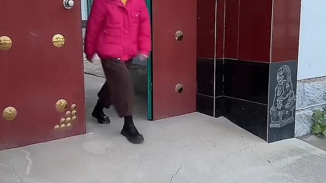 孩子闹着要吃白菜炖肉，家里没白菜了，只好这样了，娘家离着近就是方便