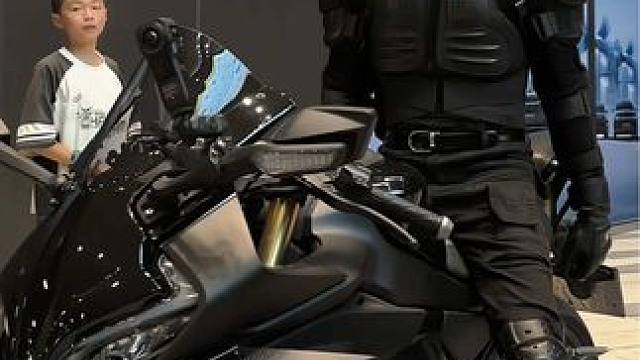 好害羞啊 这样盯着人家看 #机车男孩 #回头率爆棚 #450srs #带着影石骑摩托