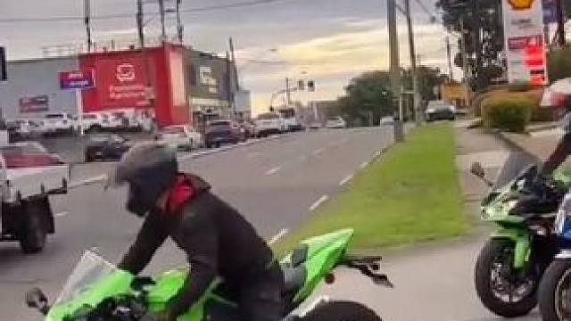 #宝马s1000rr #车友聚会 ，#川崎zx10rr 。没有一个是新手