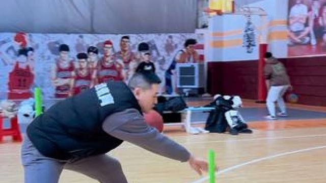 #篮球 #日常训练 #一分钟干货教学 
不倒翁限定终结系列
｜间隔触摸不倒翁变向终结
｜间隔触摸胯下