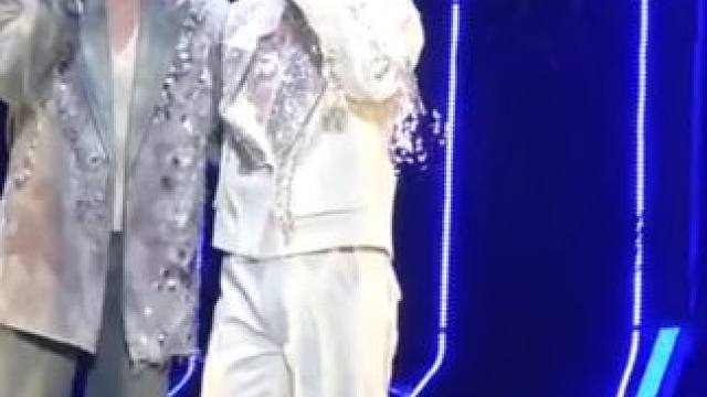 王栎鑫演唱会俞灏明来当嘉宾，“大明星”组合唱这首《不再犹豫》好好听
#王栎鑫#俞灏明#不再犹豫#07