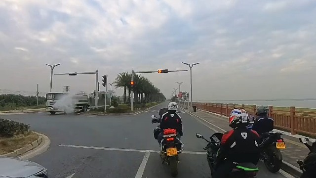 洒水车：我不是故意的你信不信