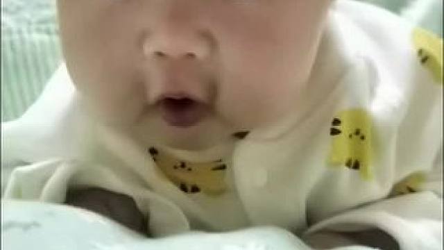 最后一笑心都化了，想看看你们的囡囡是怎么样的#宝宝抬头训练 #当宝宝趴着看你的时候 #人类幼崽 #萌