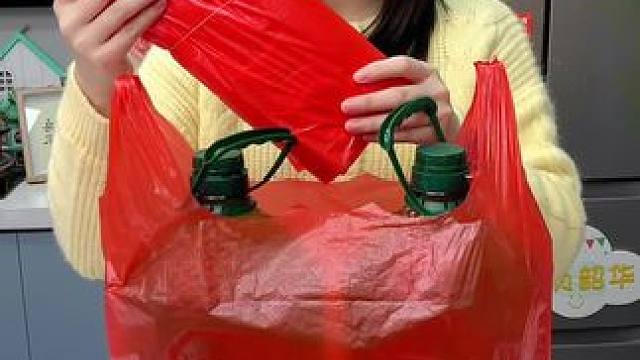 就要过年了！家家户户必备的红色喜庆塑料袋，现在卷到2块99到手60只了！质量非常好，过年装东西必备，