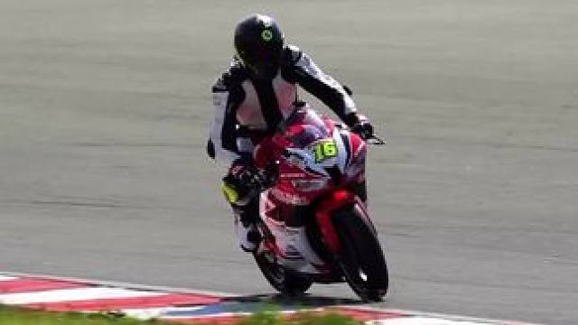 兄弟真的很稳！分毫不差！#大神控车 #压弯 #专业动作请勿模仿