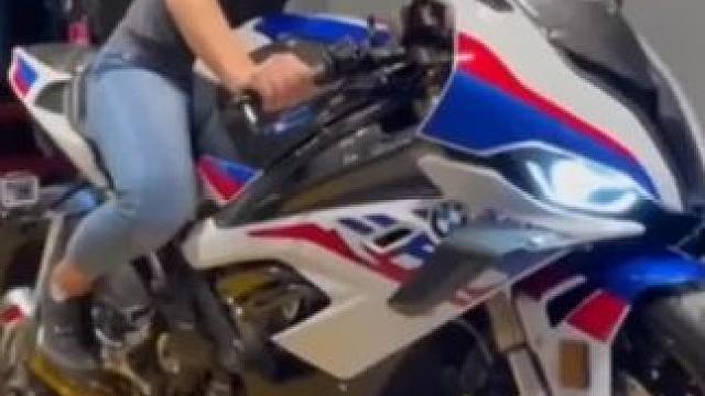 你更喜欢哪一款。 #本田cbr1000rrr #雅马哈r1 #雅马哈r1声浪 #宝马m1000rr 