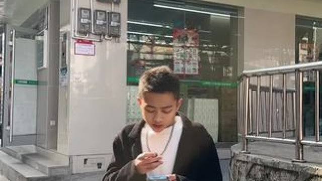 #街头挑战 今天伪装了一次大客户 欢迎更多有意义的挑战评论#玩的就是真实 #鸿星尔克 #挑战评论区