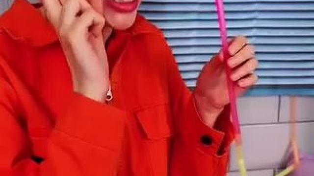 偷喝可乐的奇葩操作，把吸管全部连接起来！#看一遍笑一遍 #意想不到的结局 #万万没想到 #这谁顶得住