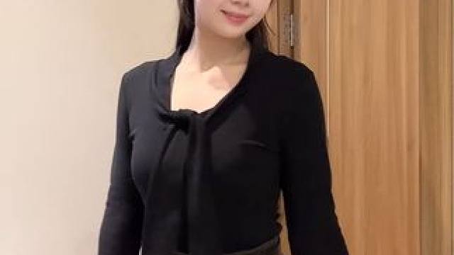 现在的打底衫真是太卷啦！超有设计感的绑带内搭上身真的超绝#小个子穿搭 #收腰显瘦 #内搭