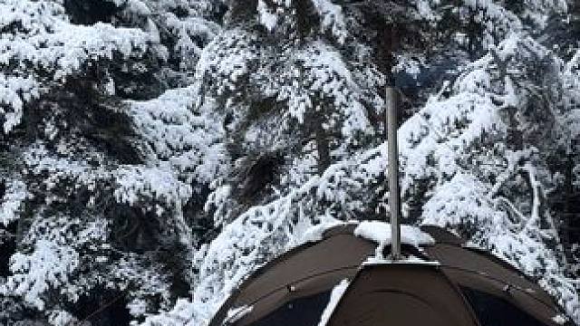 暴风雪越来越大，得赶紧找地把帐篷撑起来，在里面紧急避险！ #雪地帐篷露营