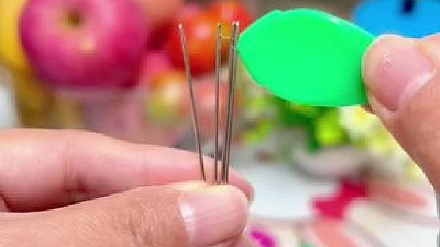 经常缝补的，一定要入手这个#穿针器 一穿一拉就搞定，简直太方便啦#穿针引线 #穿针神器 #实用好物 