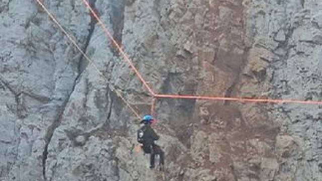 累了累了，不吓人
#户外 #惊险刺激 #登上山顶看美景 #专业动作请勿模仿 #玩的就是心跳