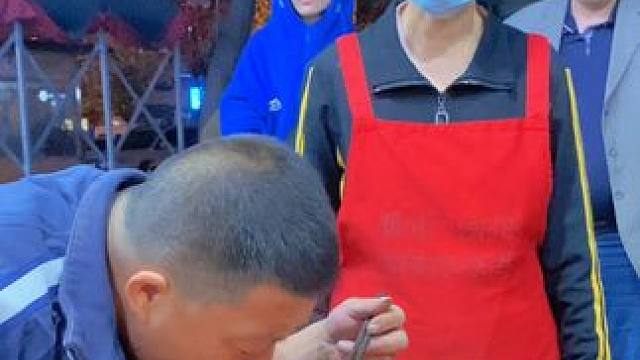 黑龙江帅哥开车20000公里，30多个小时，就为了挑战孙姐的两螺蛳粉！#螺蛳粉