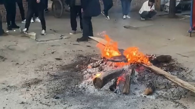 我家的架子车也差一步用来烤火了
