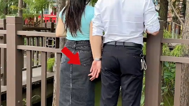 今天在公园跟女友散步，被路过的弟弟……