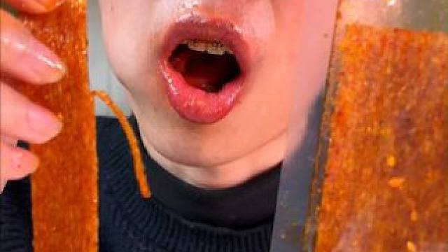 无辣不欢的姐妹看过来，我好久没被辣成这样过了，不信你们试试#魔鬼辣椒#辣条 #好吃到停不下来