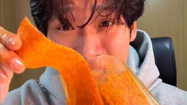 无辣不欢的姐妹看过来，我好久没被辣成这样过了，不信你们试试#魔鬼辣椒 #辣条  #好吃到停不下来