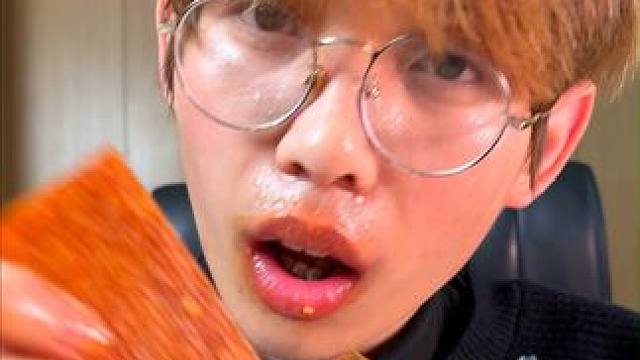 无辣不欢的姐妹看过来，我好久没被辣成这样过了，不信你们试试#魔鬼辣椒 #辣条 #好吃到停不下来