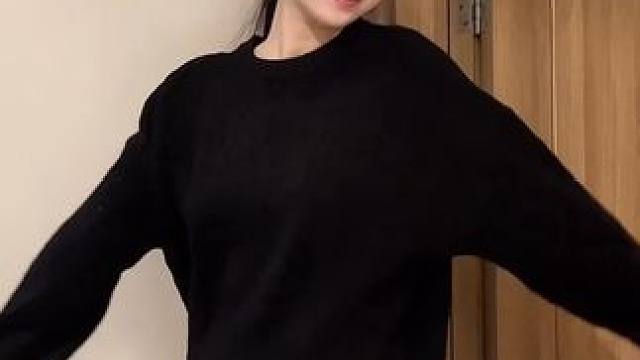 这件黑色麻花毛衣上身真的好慵懒啊！随便怎么搭都很有松弛感#毛衣松弛感随性穿搭 #慵懒风 #保暖又好看