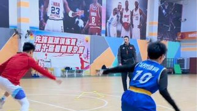 #篮球 #日常训练 #一分钟干货教学 
四种初级防守脚步合集
｜栏架跨步收防封堵
｜栏架交叉追击封堵