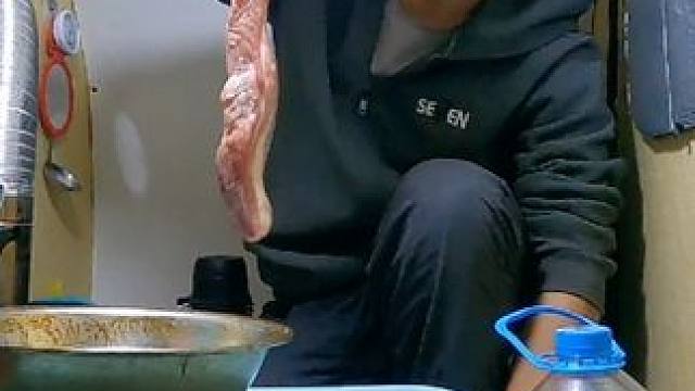 骑着房车去东北消耗太大了，买一斤多猪肉做顿好吃的犒劳一下自己 #床车旅行 #冬季户外露营装备 #床车