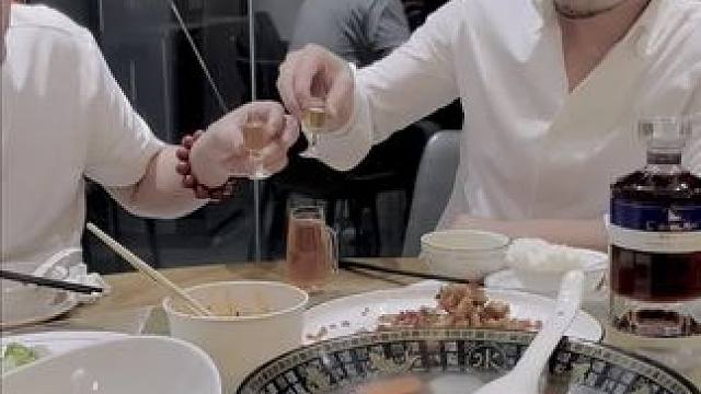 能喝这个事儿瞒不住了，但好酒也不能贪杯哦#滋补养生 #鳄珍鳄鱼酒 #生活态度