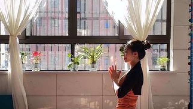 瑜伽就像冬日里的暖阳，让你感受生命的温暖，感受阳光的美好！#早安 #流瑜伽 #瑜伽串联