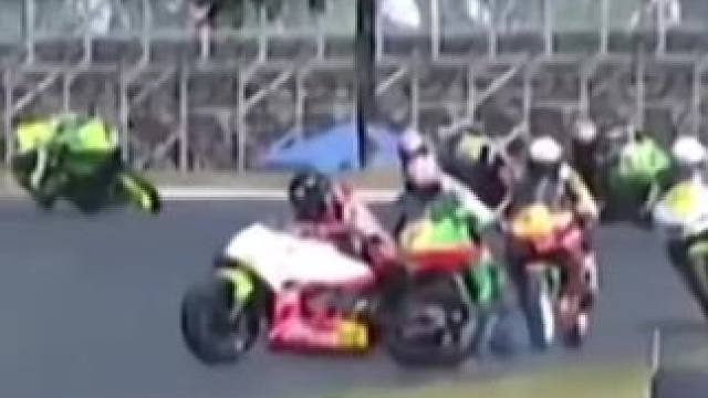 Moto2中的摔车事故，#moto救车摔车 #摩托车比赛 #机车压弯 #滑胎过弯 #翘头