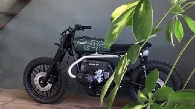 来自crooked工作室宝马r100街道tracker风格改装，缩小的油箱满油时除了可以减轻重量以提