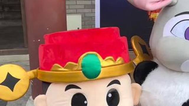不是生日礼物买不起，而且小红帽更具性价比。买蛋糕送表演，生日更有仪式感，唱歌跳舞主持加许愿，顺口祝福